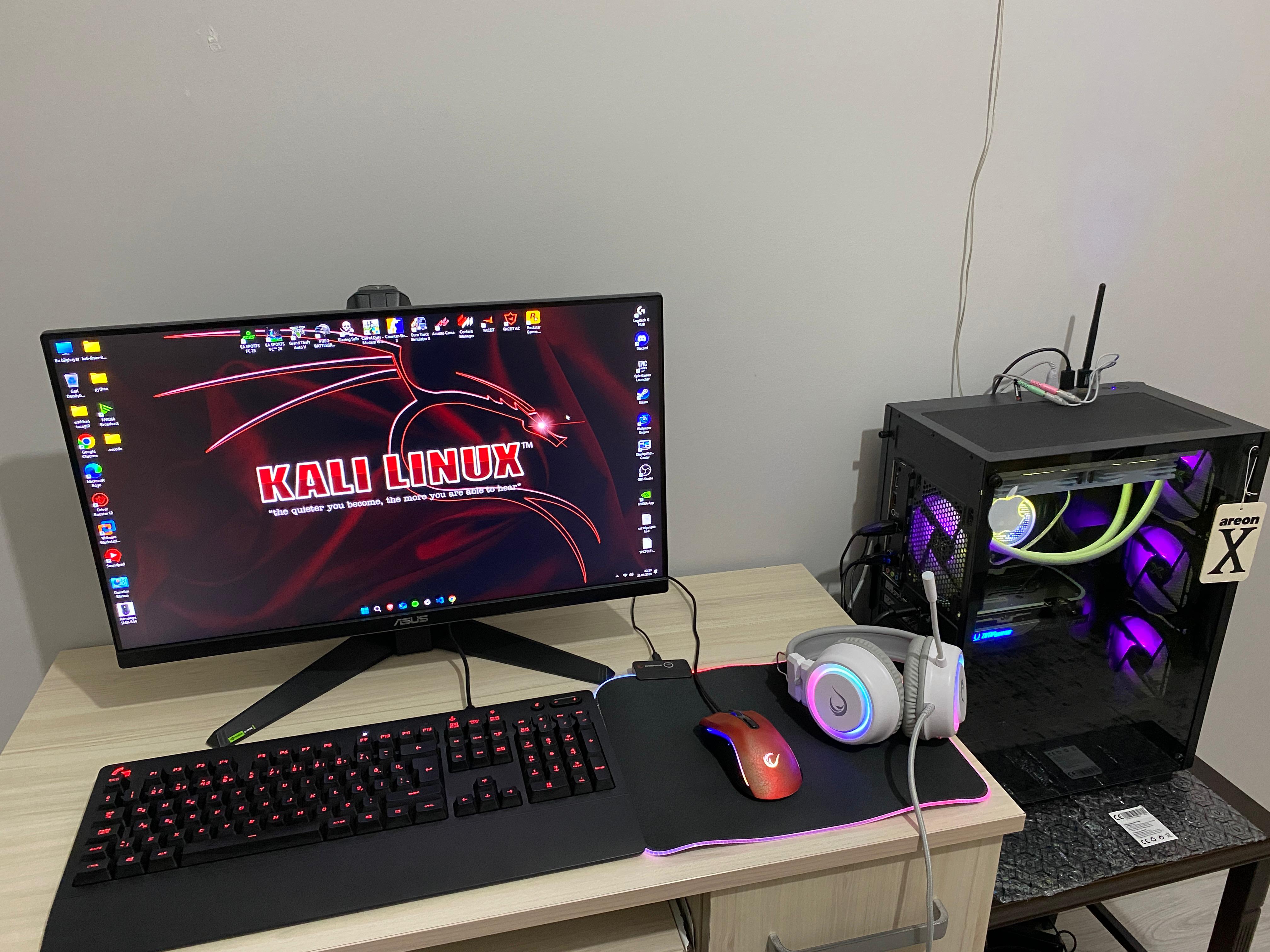 Emirhan Tazegül'ün bilgisayar başında fotoğrafı